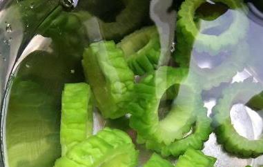 生苦瓜水的功效与作用（生苦瓜泡水的功效与作用）