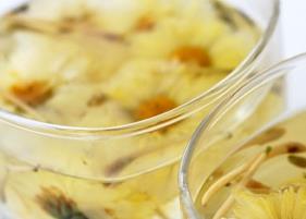 喝菊花茶的好处和坏处（秋天喝菊花茶的好处和坏处）