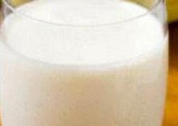 睡觉前喝蜂蜜牛奶好吗 睡觉前喝蜂蜜牛奶好吗会长胖吗