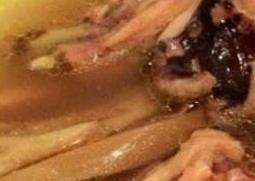 墨鱼炖鸡的功效与作用(月子吃墨鱼炖鸡的功效与作用)