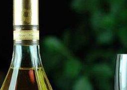 蜜蜂糖泡酒的功效作用 蜜蜂糖泡酒的功效作用与禁忌