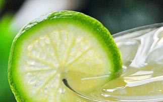 柠檬片泡蜂蜜的功效（柠檬片泡蜂蜜的功效与作用）