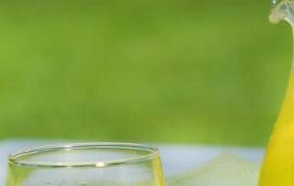 柠檬水的药用功效与作用 柠檬水的药用功效与作用及禁忌