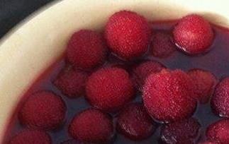 冰糖蒸杨梅的功效与作用（冰糖煮杨梅的功效和作用）