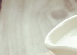 晚上喝牛奶的坏处 长期晚上喝牛奶的坏处