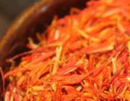 红花泡酒的功效与作用及药用价值（红花泡酒的功效与作用及药用价值是什么）