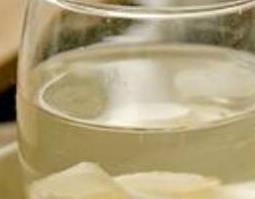 西洋参泡水喝的功效与作用（西洋参泡水喝的功效与作用禁忌）