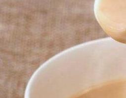 白茯苓泡水喝的功效与作用（白术白芷白茯苓泡水喝的功效与作用）