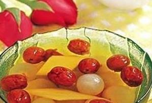 红枣泡水喝的功效（红枣泡水喝的功效与作用）