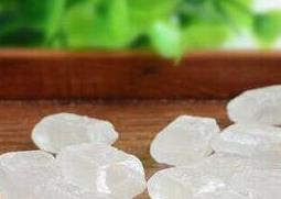 冰糖冲开水有什么功效 冰糖冲开水有什么功效与作用