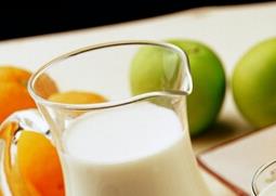 晚上睡前喝牛奶好吗 每天晚上睡前喝牛奶好吗