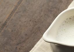 睡前喝牛奶好吗 睡前喝牛奶的好处有哪些