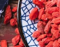 吃枸杞有什么好处与功效（吃枸杞有什么好处与功效和禁忌）