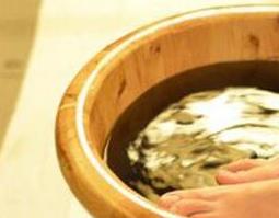 艾草泡脚有什么功效（艾草泡脚有什么功效与作用与禁忌）