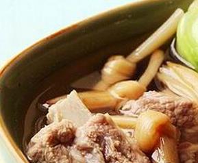 吃黄花菜排骨汤的功效和好处（黄花菜排骨汤的功效与作用）