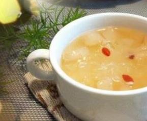 银耳冰糖梨汤的作用与功效（银耳冰糖梨汤的功效和作用）