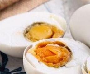 咸鸭蛋怎么吃（咸鸭蛋怎么吃不咸）