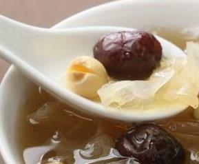 银耳莲子汤的做法与功效（银耳莲银耳莲子汤的做法和功效）