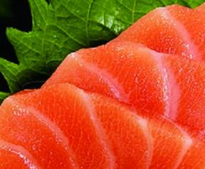 常吃三文鱼的好处有哪些 多吃三文鱼有什么好处和坏处