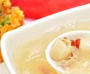 银耳莲子羹的营养价值与功效（银耳莲子羹的营养价值与功效与作用）