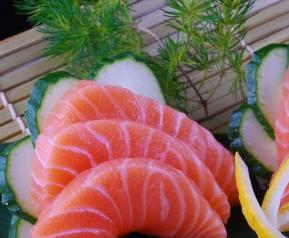 刺身三文鱼的功效与作用（三文鱼刺身的坏处）