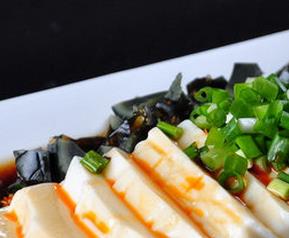 皮蛋豆腐如何做（皮蛋豆腐做法视频）