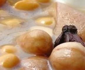 黄豆炖猪皮怎么做好吃（猪肉皮炖黄豆怎么做）