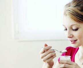 常喝酸奶有什么好处跟坏处（酸奶经常喝有什么好处）