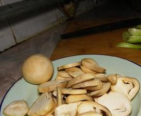 袋栽草菇的操作程序 袋栽草菇的操作程序是什么