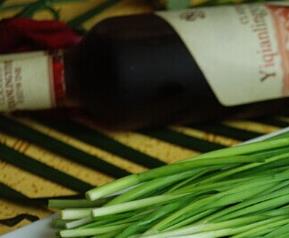 韭菜和哪些食物不能一起吃（韭菜和哪些食物不能一起吃会中毒）