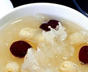 银耳的营养价值和作用（银耳的营养价值和作用与功效）