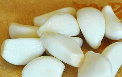 大蒜不能和什么一起吃(大蒜不能和什么一起吃香哈网食物相克)