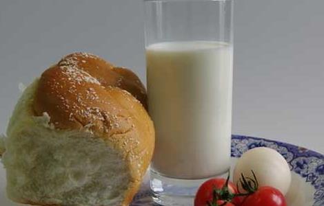 纯牛奶好还是酸奶好 晚上喝纯牛奶好还是酸奶好