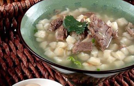 羊肉泡馍是哪个地方的菜（羊肉泡馍是哪个地方的菜系）