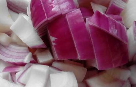洋葱不能和什么一起吃（紫色洋葱不能和什么一起吃）
