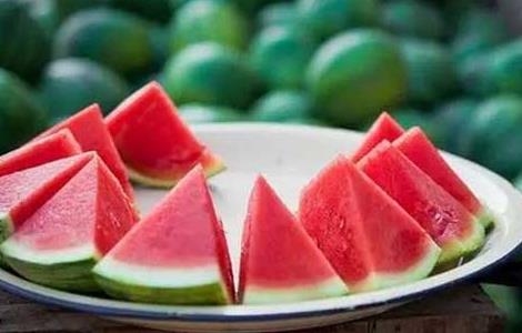 西瓜能放冰箱里面吗(西瓜能放冰箱里面吗冬天)