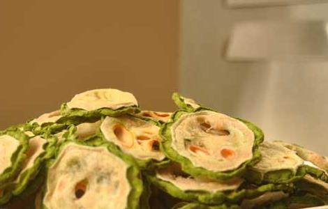 苦瓜茶的功效与作用及禁忌（荷叶苦瓜茶的功效与作用及禁忌）