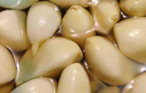 醋泡大蒜的功效与作用及做法（醋泡大蒜的功效与作用及做法禁忌）