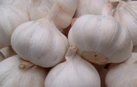 生吃大蒜的好处和坏处(经常生吃大蒜的好处和坏处)