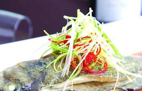 鲈鱼不能和什么一起吃（鲈鱼不能和什么一起吃/同吃 香哈）