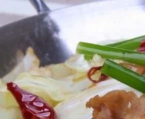 干锅手撕包菜的做法(干锅手撕包菜的做法大全)