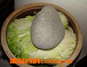 东北酸菜的腌制方法（东北酸菜的腌制方法视频）