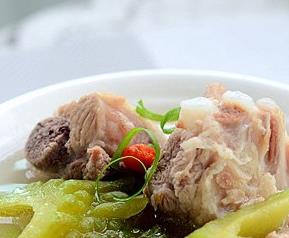 萝卜排骨汤做法 萝卜排骨汤做法 先把骨头剁干净