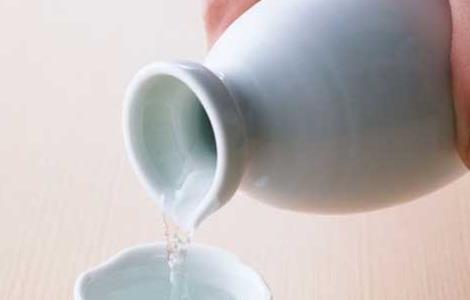 喝酒后头疼怎么办（女生喝酒后头疼怎么办）