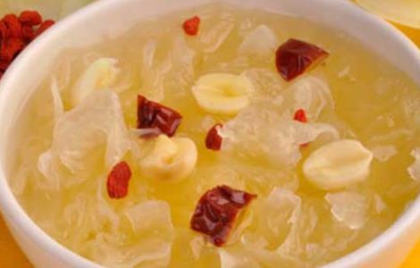 银耳莲子汤