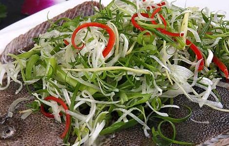 清蒸多宝鱼的做法（清蒸多宝鱼的做法 最正宗的做法）