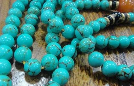 绿松石和蓝宝石的区别（绿松石和蓝宝石的区别是什么）