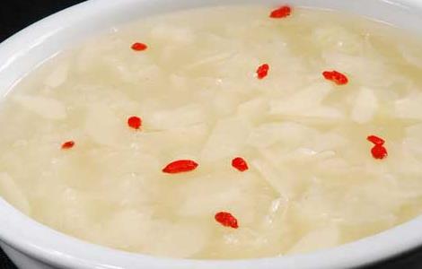 冰糖银耳汤的做法（红枣冰糖银耳汤的做法）