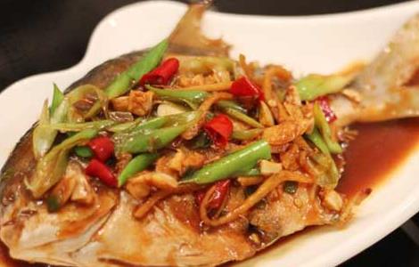 家常红烧鲳鱼的做法（红烧鲳鱼菜谱）