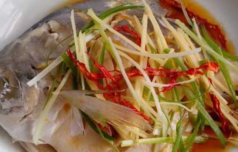 清蒸鲳鱼的家常做法 清蒸鲳鱼的家常做法大全